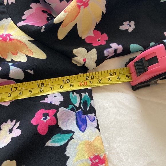 NWT CeCe Bright Floral Collared Top, M - Picture 7 of 10